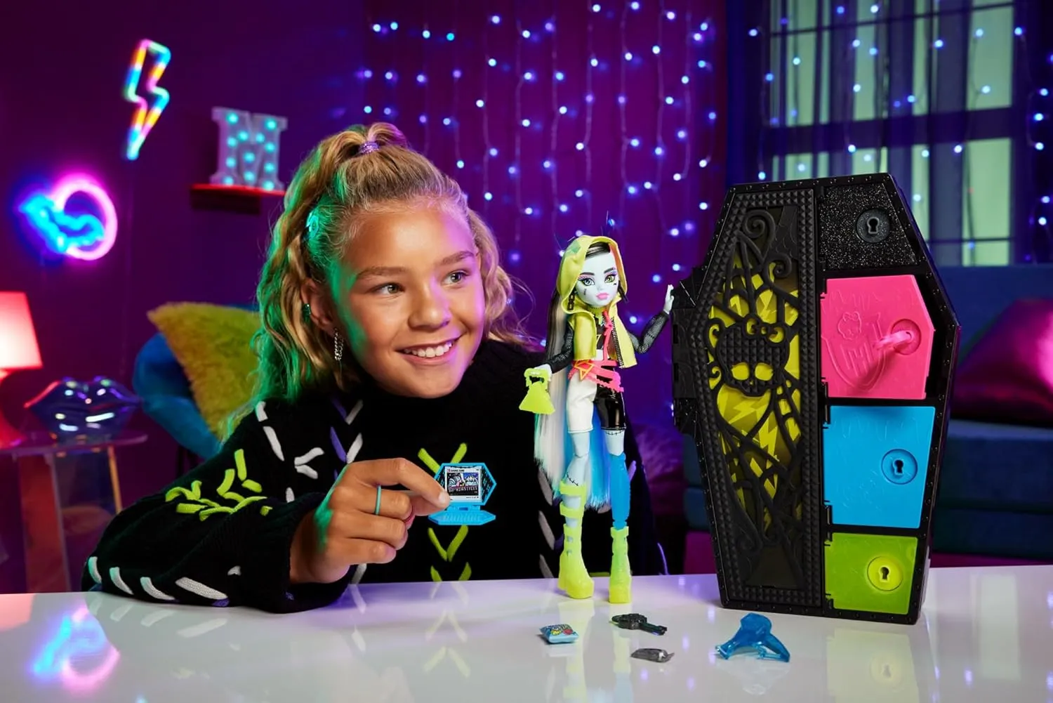Monster High Frankie Stein Doll and Fashion Set, Skulltimate Secrets Neon Frights, Dress-Up Locker with 19  Surprises for Kids Ages 5 