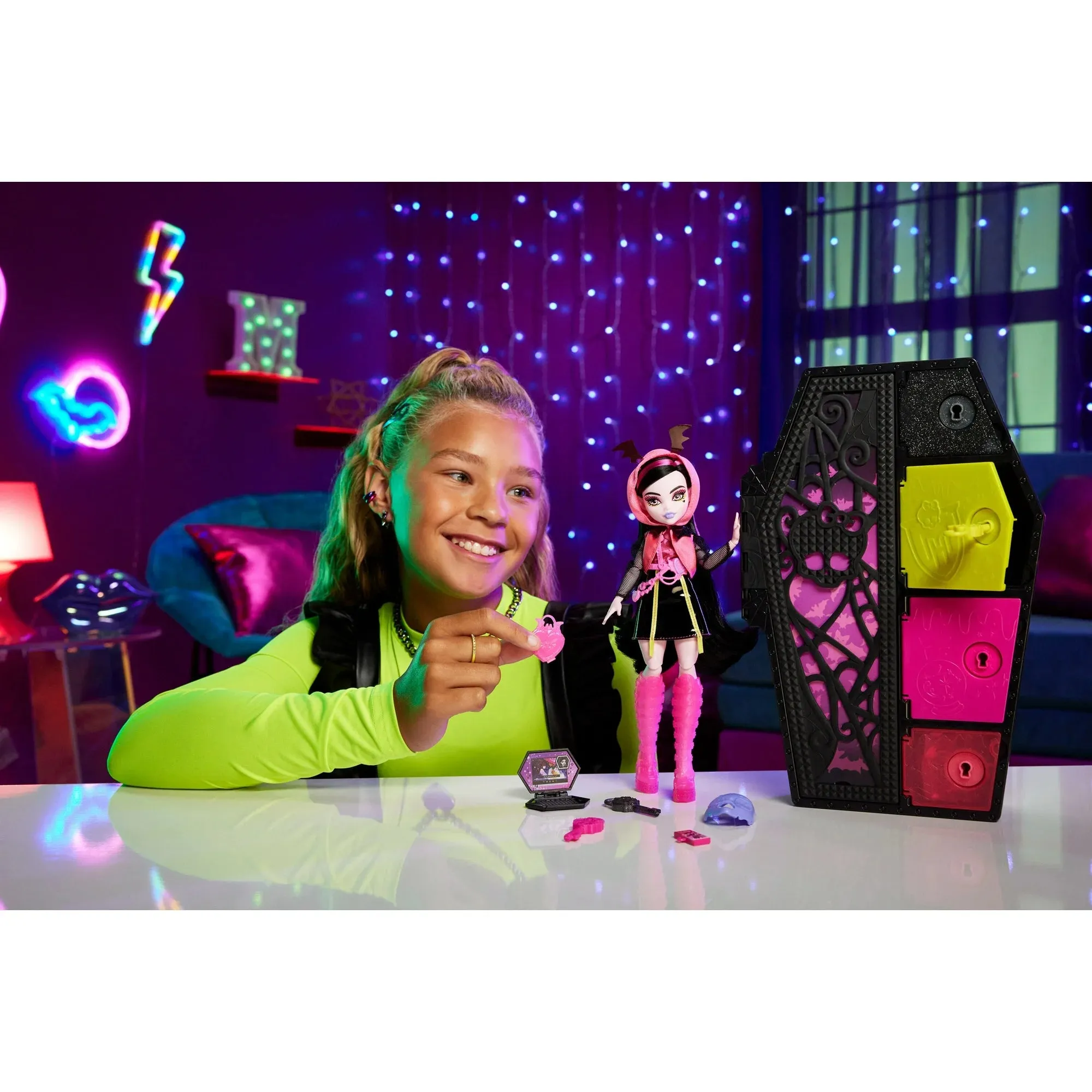 Monster High Skulltimate Secrets: Neon Frights Draculaura Fashion Doll and Dress-Up Vampire Locker